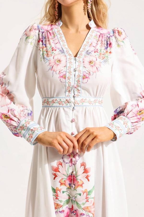 Gestreiftes Strickkleid mit Flügelärmeln