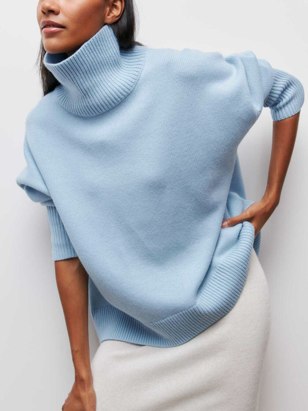 Rollkragenpullover in Übergröße mit Wolkenhimmel-Print