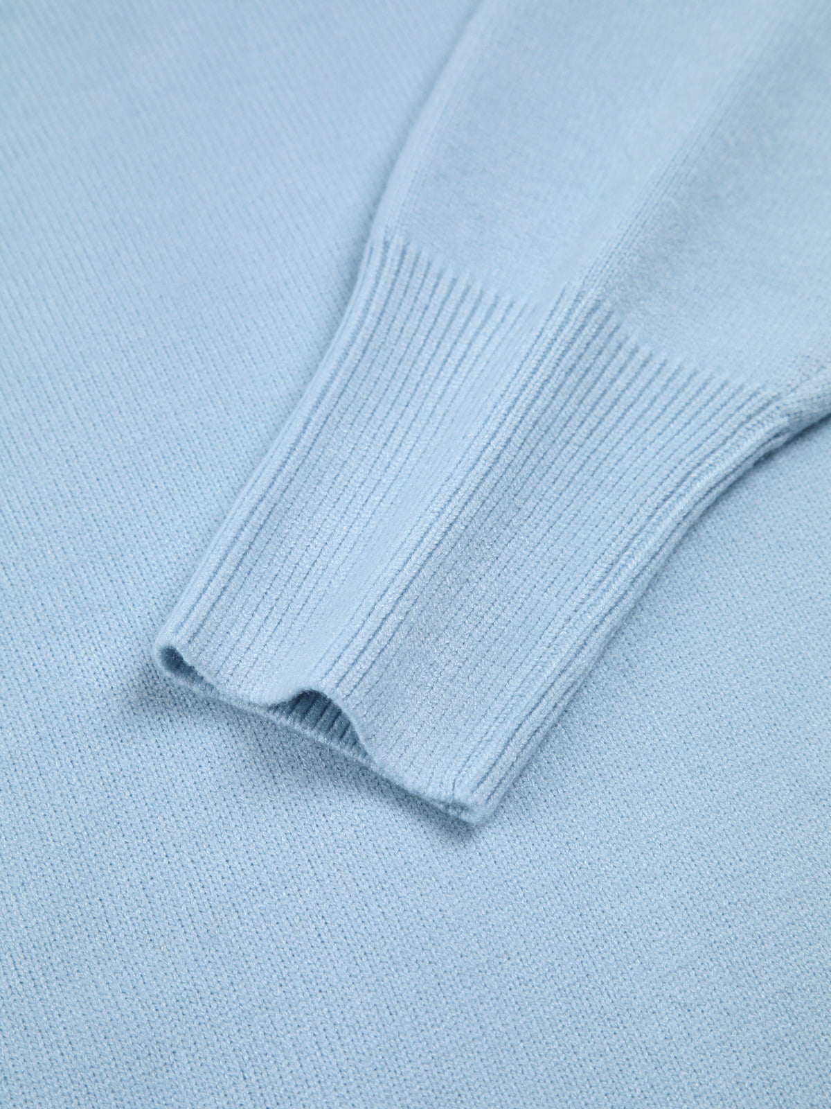 Rollkragenpullover in Übergröße mit Wolkenhimmel-Print