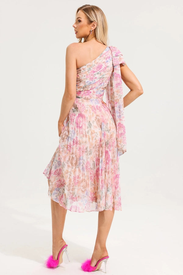 Gestreiftes Strickkleid mit Flügelärmeln 