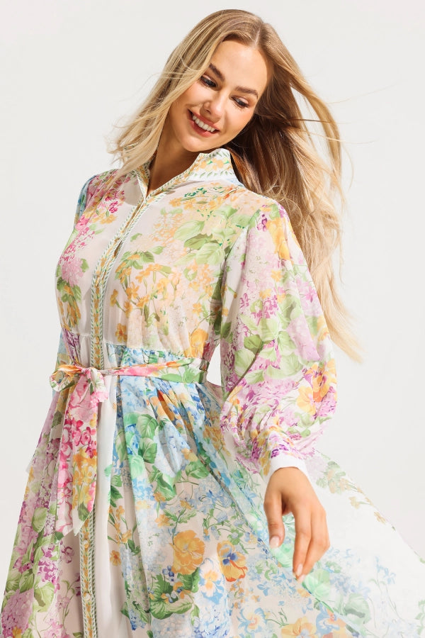 Gestreiftes Strickkleid mit Flügelärmeln 